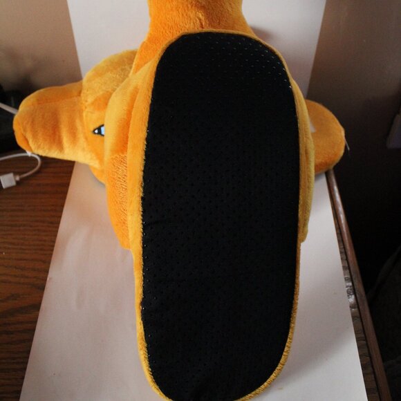 2016 Pokemon Charizard Slippers Size M - Picture 4 of 4